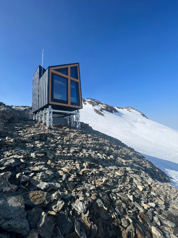 Un bivacco moderno e tecnologico, per ricordare chi non c’è più Domus